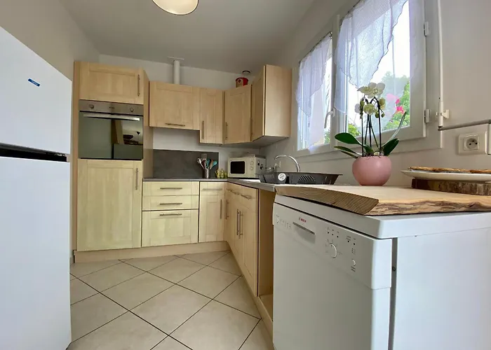 Maison Traditionnelle Avec Jardin Et Activites, Au Calme Pres De La - Fr-1-306-1220