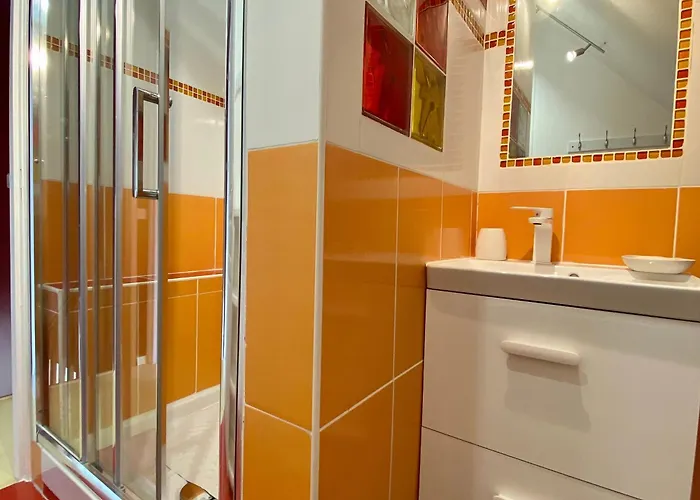 Maison Traditionnelle Avec Jardin Et Activites, Au Calme Pres De La - Fr-1-306-1220