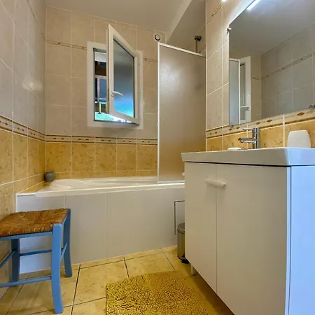 Maison Traditionnelle Avec Jardin Et Activites, Au Calme Pres De La - Fr-1-306-1220