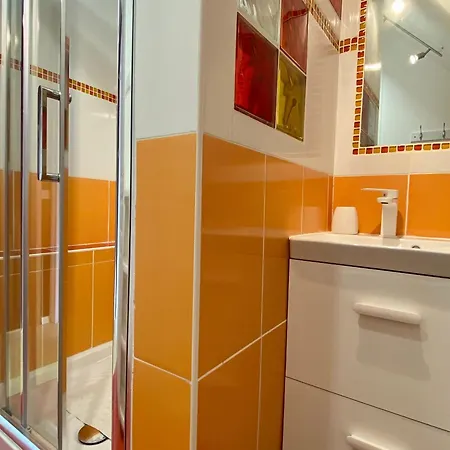 Maison Traditionnelle Avec Jardin Et Activites, Au Calme Pres De La - Fr-1-306-1220