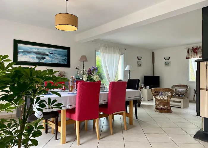 Maison Traditionnelle Avec Jardin Et Activites, Au Calme Pres De La - Fr-1-306-1220 *