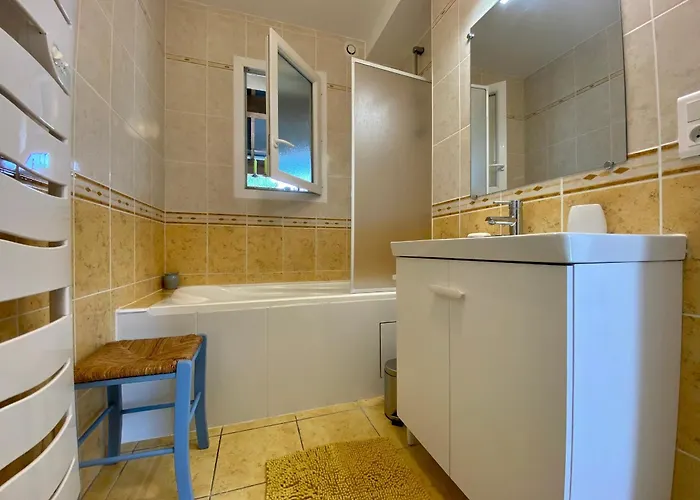 Maison Traditionnelle Avec Jardin Et Activites, Au Calme Pres De La - Fr-1-306-1220